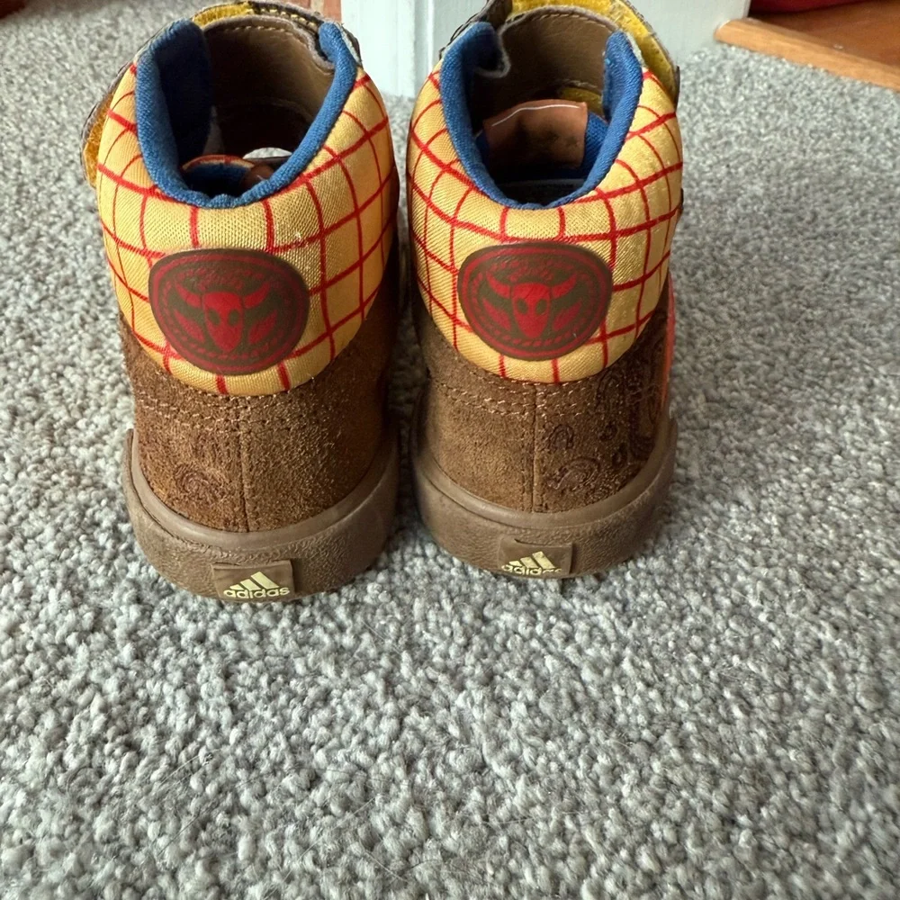 ADIDAS WOODY TOY STORY UNISEX SIZE‎ 8YOUTH PLAY SHOES- Vintage Toy Story 3